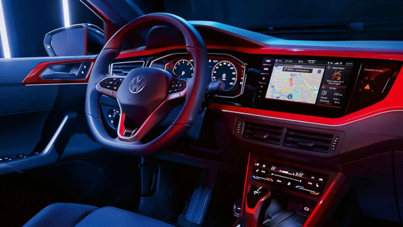 Detailaufnahme des Multifunktions-Sportlenkrad im Cockpit des VW Polo GTI. 