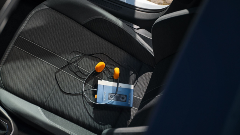 Stary walkman leży na prawym przednim fotelu Polo Edition 50.
