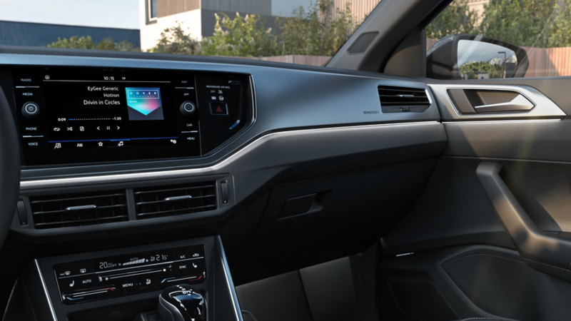 Innenraum des Polo ENERGY mit Blick auf Mittelkonsole, Touchdisplay und Ambientebeleuchtung.