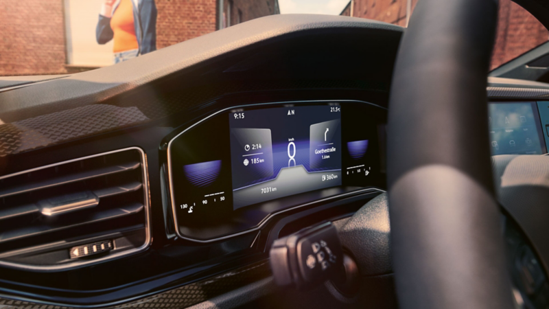 Nærbillede af Digital Cockpit i VW Polo med visning af hastighed og navigation.