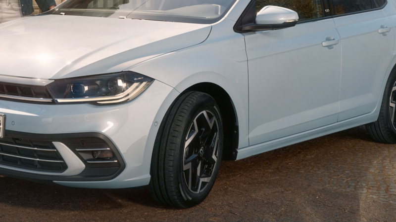 Abbildung zeigt VW Polo Edition 50 schräg von vorne.