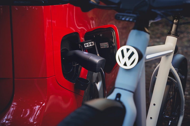 Una e-bike viene ricaricata da un modello ID. rosso.