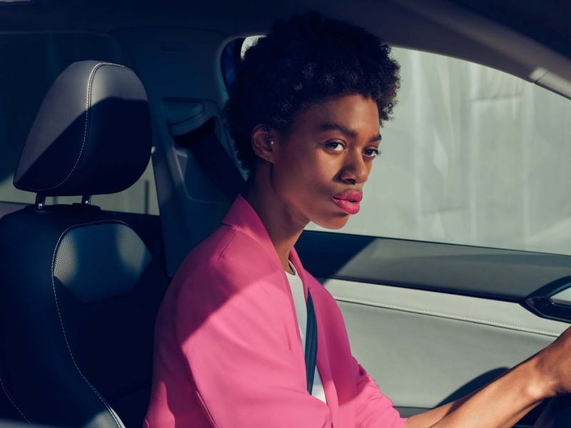 Une femme est assise dans un véhicule avec sa ceinture attachée