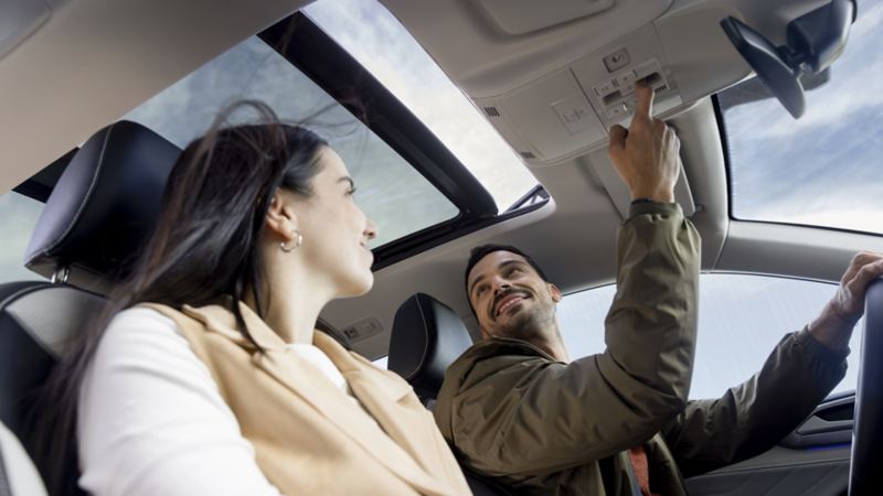 Passagers appréciant le toit panoramique d'un Volkswagen Taos 2025.