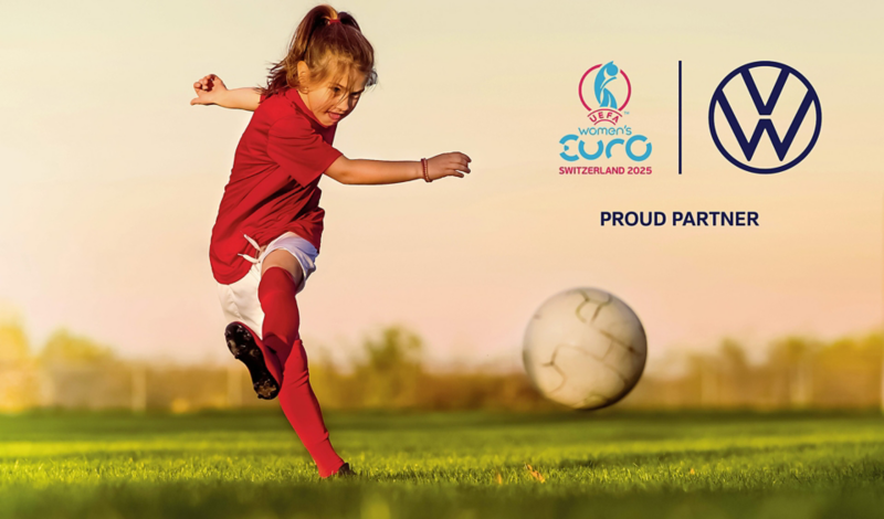 Partnerbild Volkswagen och UEFA Women’s Euro. En ung flicka i matchställ sparkar koncentrerat en boll