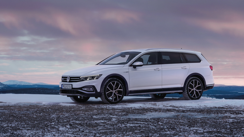 En vit Passat står parkerad i ivinterlandskap