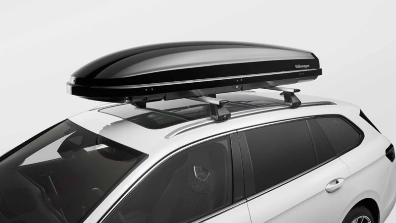 Dettaglio del box per tetto "Comfort" originale Volkswagen, montato su Nuova Passat. Il box con sistema innovativo "Duo-Lift" è disponibile da 340lt e da 460lt.