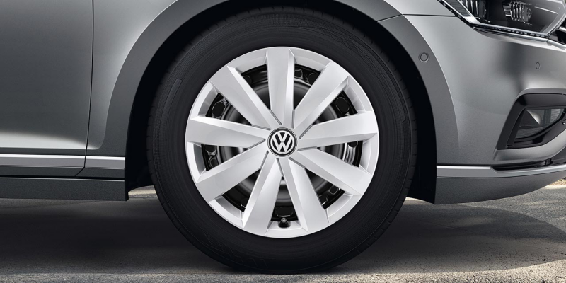 Dettaglio di un copricerchio 16" originale Volkswagen con logo, montato su Passat.