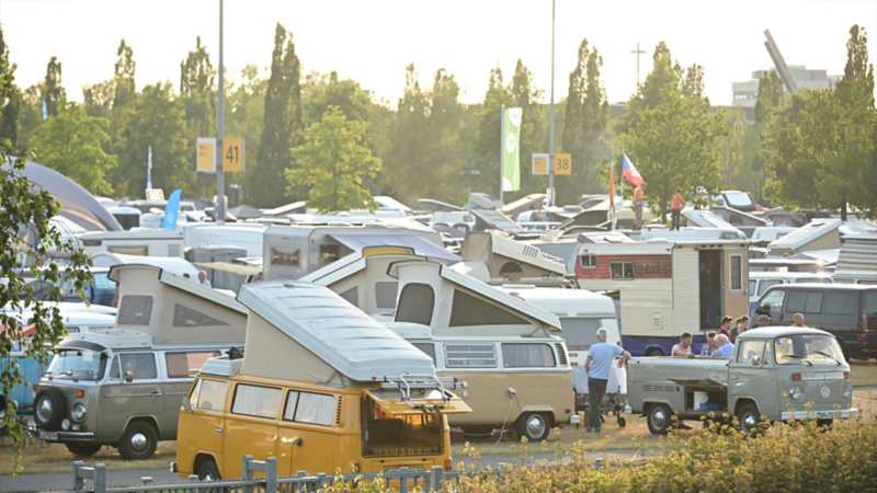 Mehrere VW Busse auf dem grossen Parkplatz