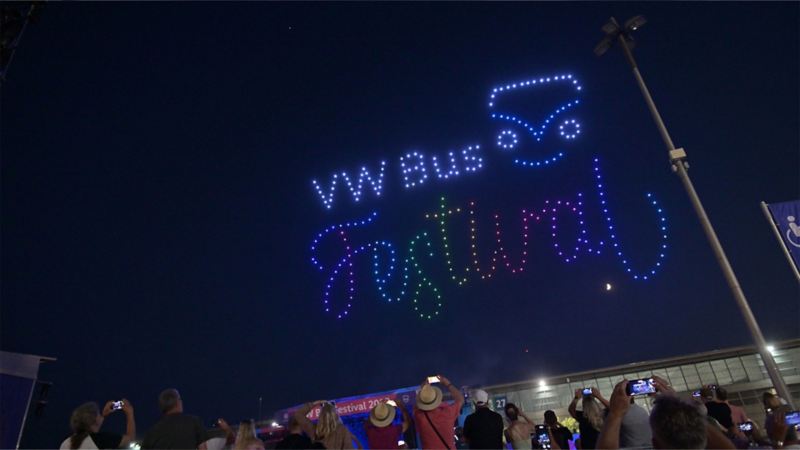 Insegna illuminata del VW Bus Festival