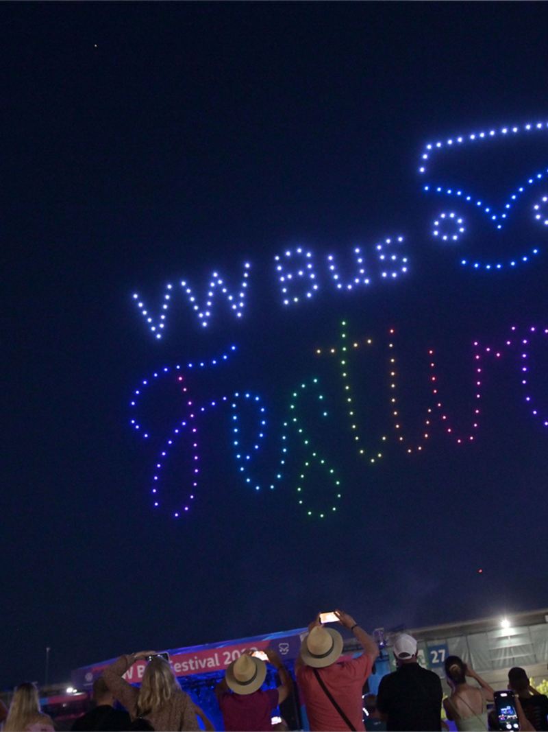 Leuchtendes Schild vom VW Bus Festival