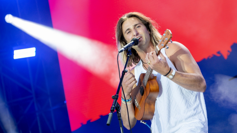 Pat Burgener mit seiner Ukulele in der Hand auf der Bühne