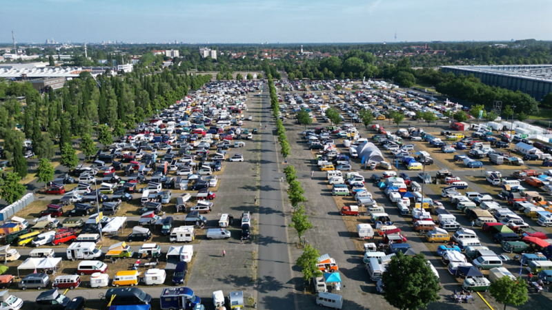 Der volle Parkplatz beim Bulli Festival
