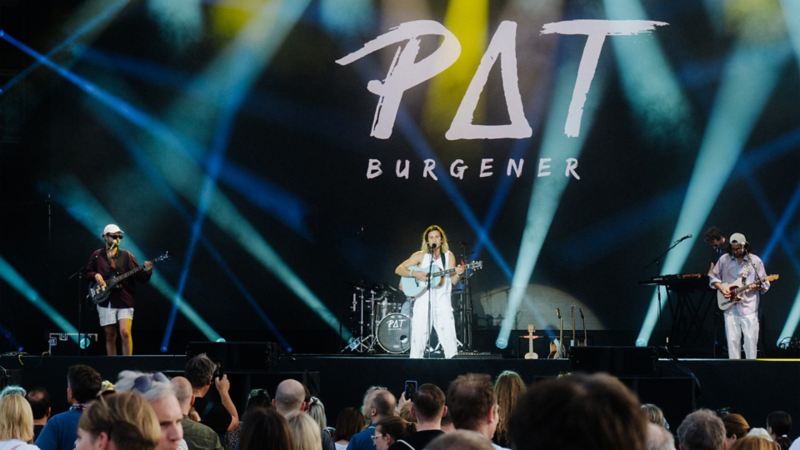 Pat Burgener sul palco con la sua chitarra