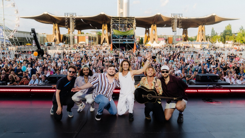 Pat Burgener sul palco con la sua troupe