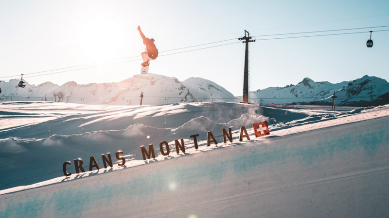 Pat Burgener springt mit seinem Snowboard