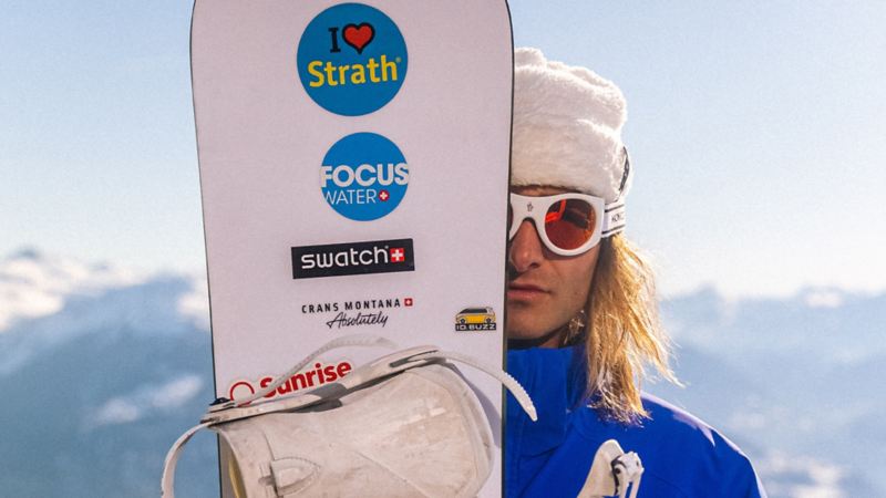 Pat Burgener hält sein Snowboard vor sein Gesicht
