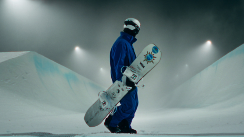 Pat Burgener se tient avec son snowboard dans un paysage de neige