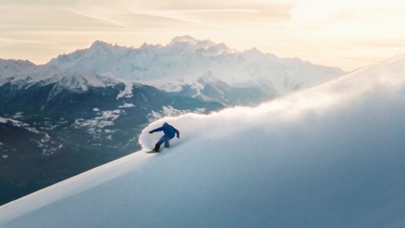 Pat Burgener snowboarded an einem Berg.
