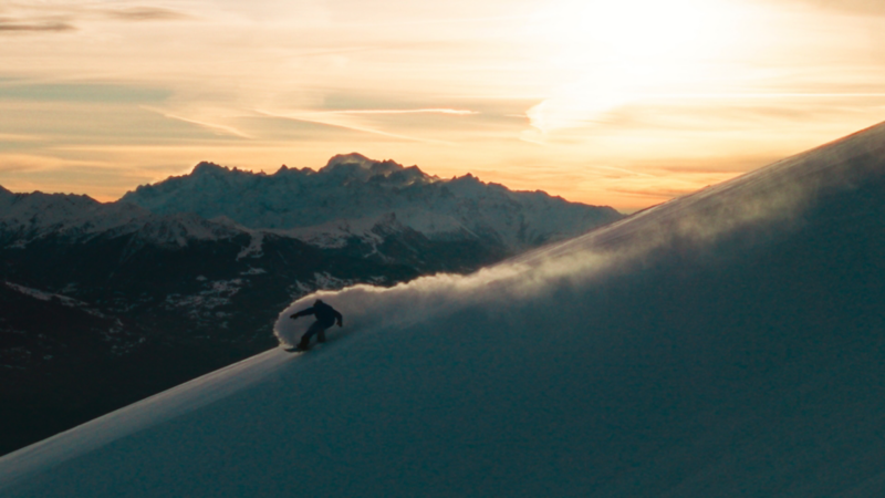 Pat Burgener snowboarded an einem Berg.
