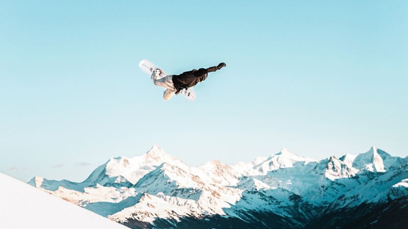 Pat Burgener macht einen Sprung mit seinem Snowboard