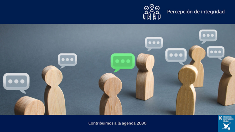 Figuras de madera en forma de personas con cuadros de diálogo, en fondo de color gris. 