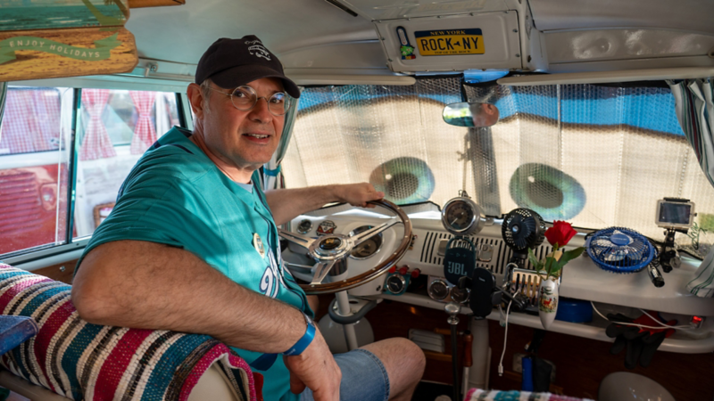 Un hombre sentado en el asiento del piloto de una VW T1.