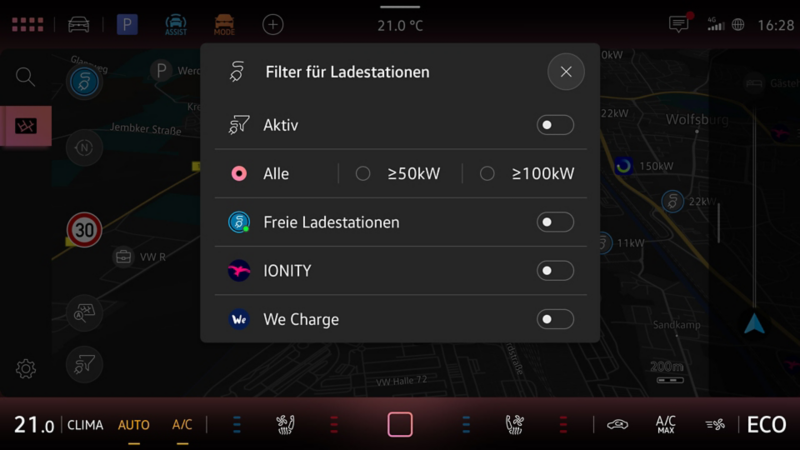 E-Routenplaner-Screen in einem VW Elektrofahrzeug mit den Filtereinstellungen der Ladestations-Suche.
