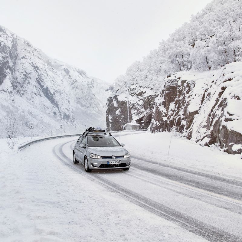 Une Volkswagen est équipée de roues complètes hiver