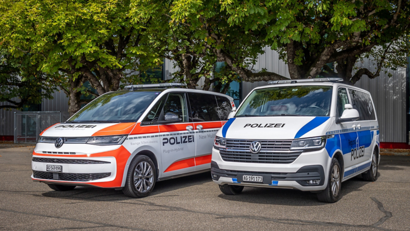 Die beiden Polizei Multivans stehen nebeneinander.