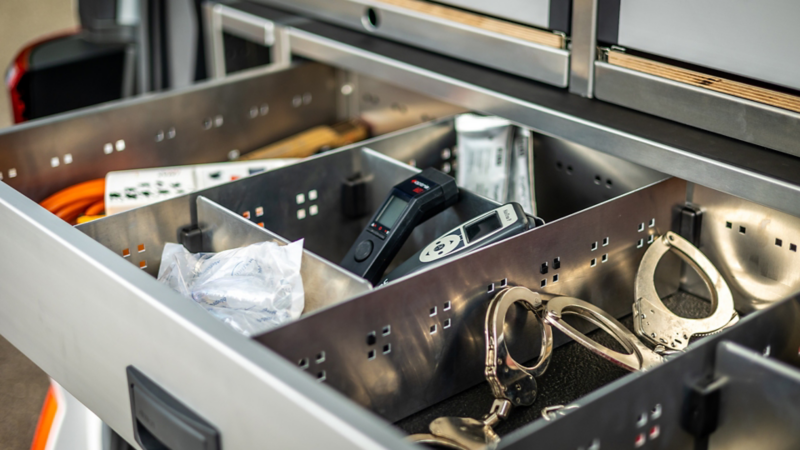 Primo piano dei cassetti con inserti di materiale nel Multivan eHybrid