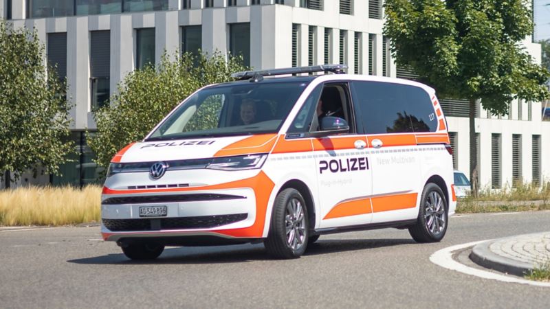 Die Polizisten fahren mit dem Multivan eHybrid