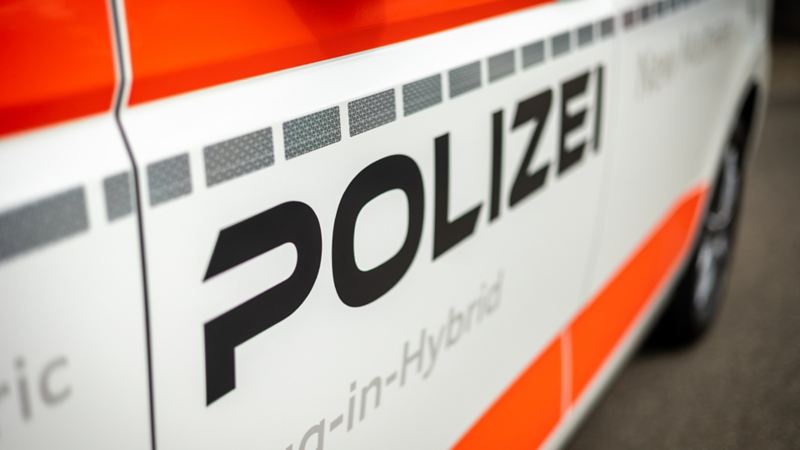 Ein "Polizei"-Schriftzug auf dem Multivan eHybrid