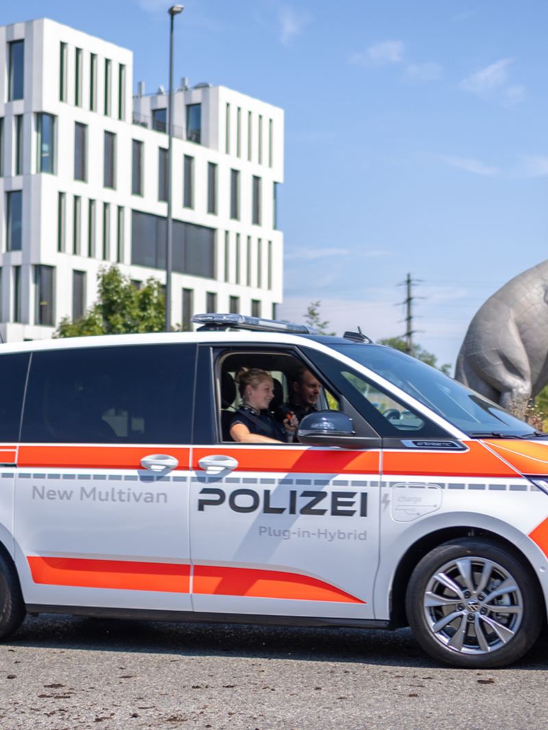Die Polizisten fahren mit dem Multivan eHybrid