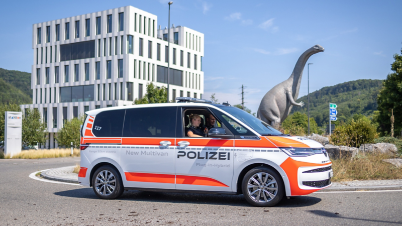 Gli agenti di polizia guidano il Multivan eHybrid