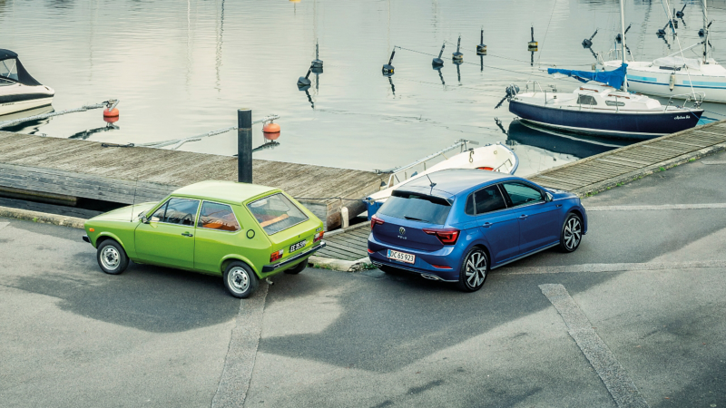 En ny og gammel polo parkeret ved en havn