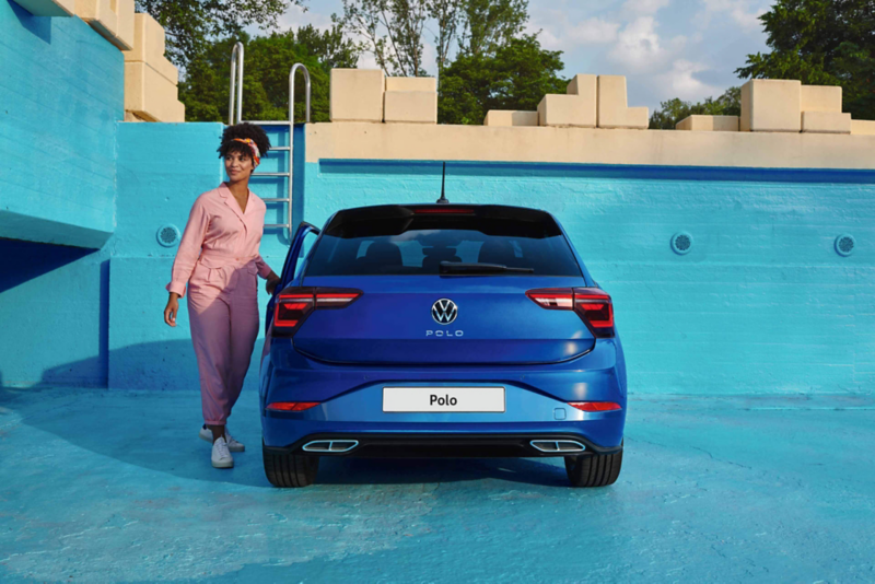 Vista della parte posteriore di una Volkswagen Polo parcheggiata in una piscina vuota.