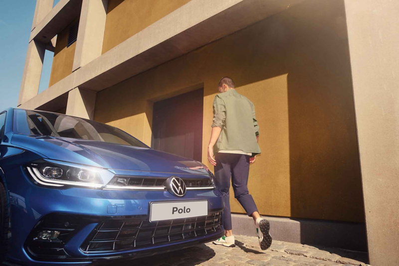 Parte anteriore di una Volkswagen Polo con fari a matrice di LED IQ.LIGHT, cofano e paraurti.