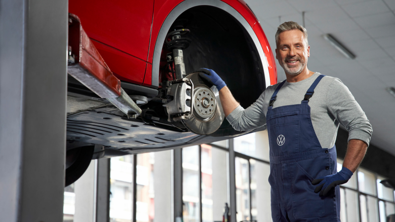 Included in the Economy Package: service employee replaces a VW Economy Part at the car