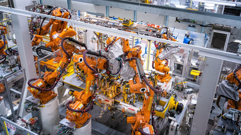 Vista dei macchinari della sede di Volkswagen Veicoli Commerciali a Poznań, che ha subito un ampliamento per l'arrivo dei nuovi modelli Caddy.