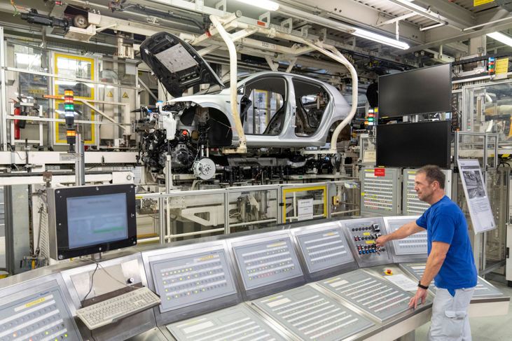 Auto Volkswagen en línea de producción