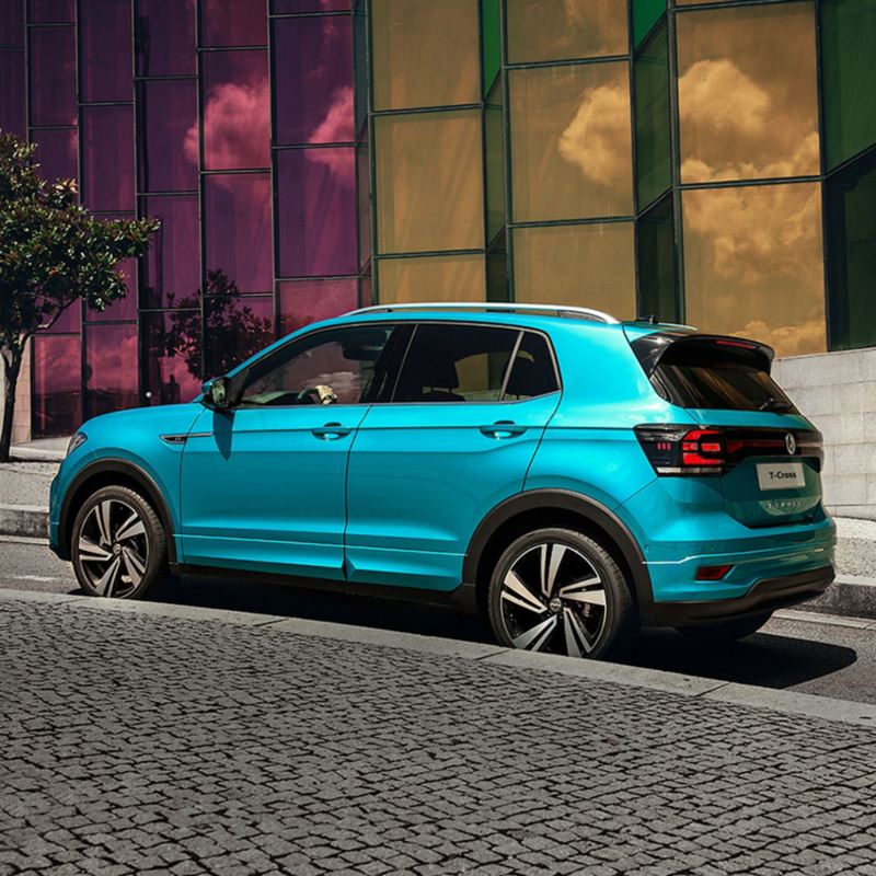 Volkswagen T-Cross vista di profilo parcheggiata lungo una strada in città