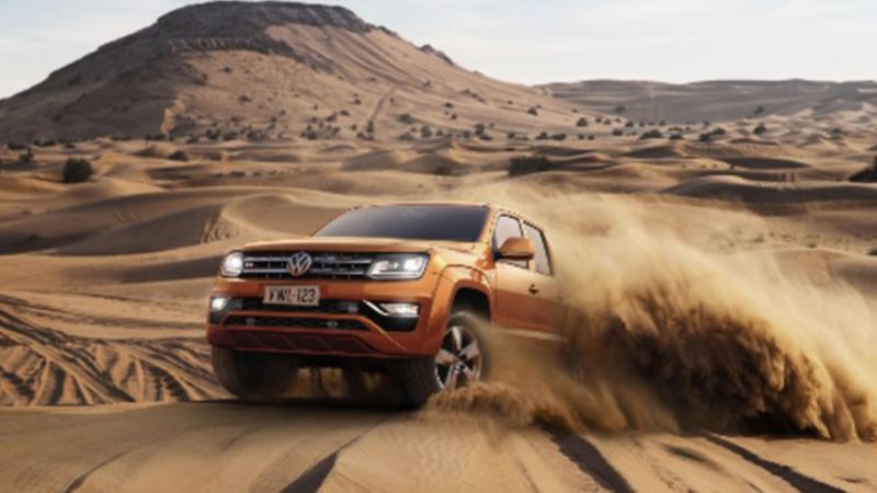 Camioneta Amarok VW corriendo en desierto al realizar el Proyecto Panamericana