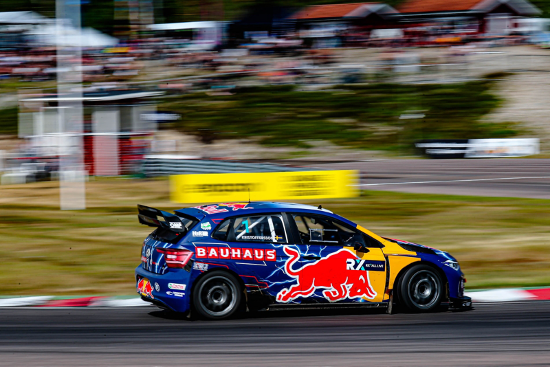 Rallybil sedd framifrån som kör på en bana.