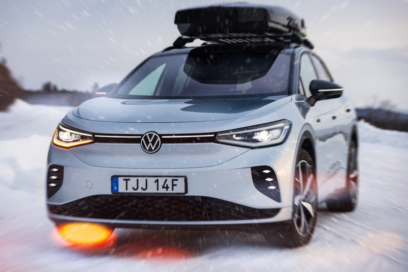Volkswagen ID.4 kör på en snötäckt landsväg
