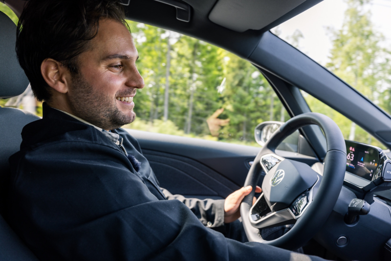 Daniel Fathi–Najafi sitter i förarsätet och kör sin ID. 3