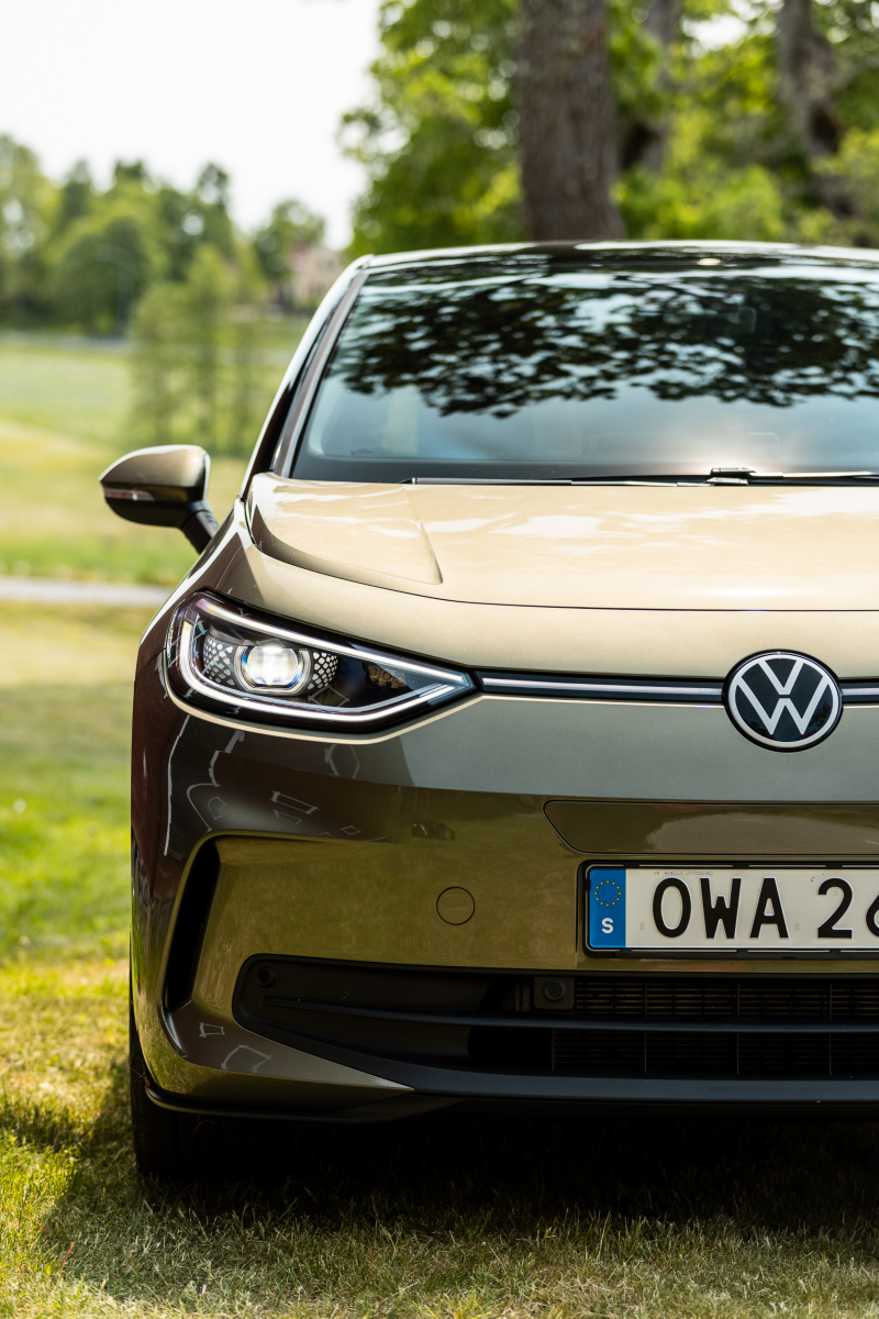Närbild på Volkswagen ID.3 i sommarljus