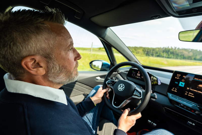 Krister sitter i förarsätet och kör en Volkswagen ID.3 en sommardag
