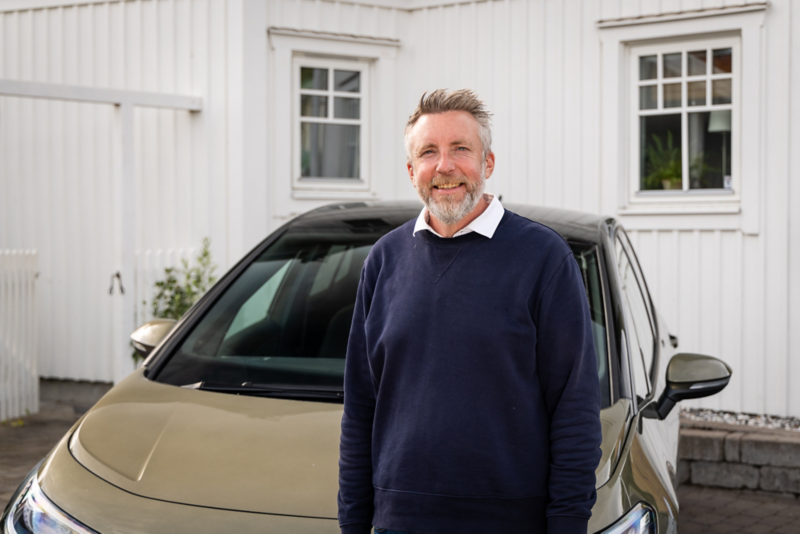 Krister står framför sin ID. 4 som syns i bakgrunden