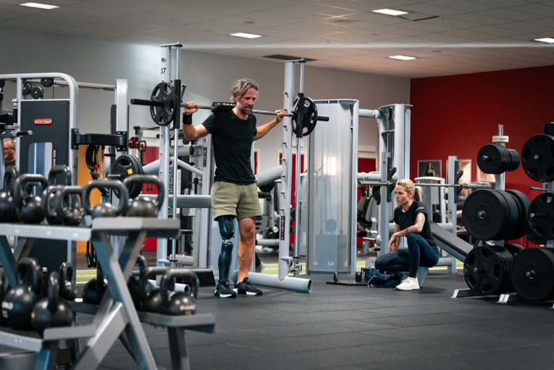 Filip Lindkvist lyfter vikter på gymmet